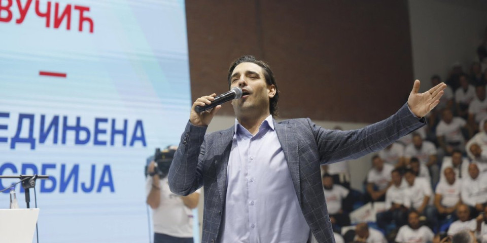 Darko Lazić zapevao "Majko" u Zaječaru! Okupljeni uglas pevali sa folkerom, atmosfera se usijala