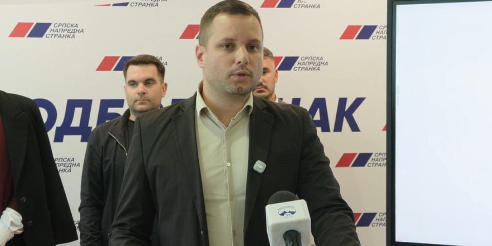 Vanredna konferencija SNS u Čačku: Spisak članova biračkih odbora izazvao buru, postavljena važna pitanja (VIDEO)