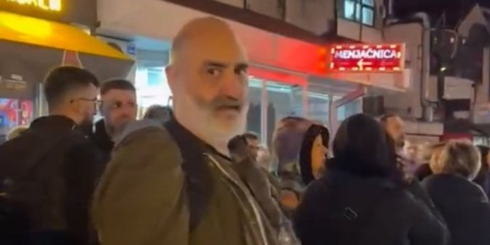 Bolesnici bolesni! Pogledajte kako blokaderi na najsramniji način vređaju Ratka Mladića (VIDEO)