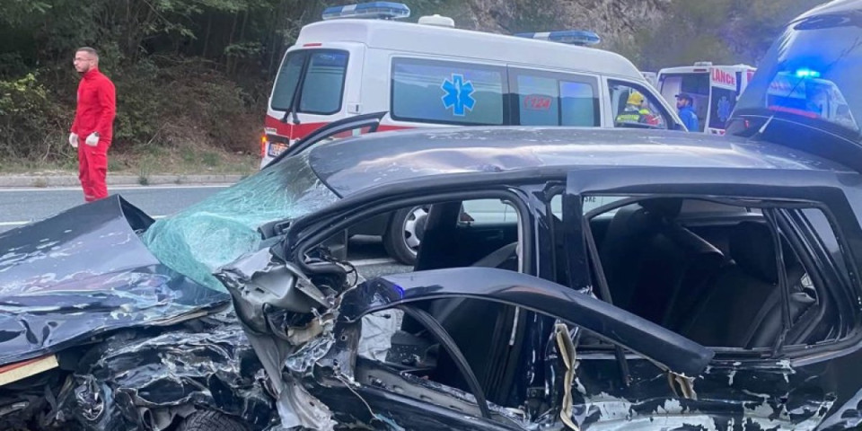 Jeziv prizor na mestu nesreće u Grabovici: Strašan sudar tri automobila, vozila smrskana - ima povređenih (FOTO)