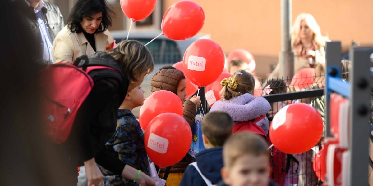 U Čajniču otvorena prva m:tel poslovnica i dečje igralište