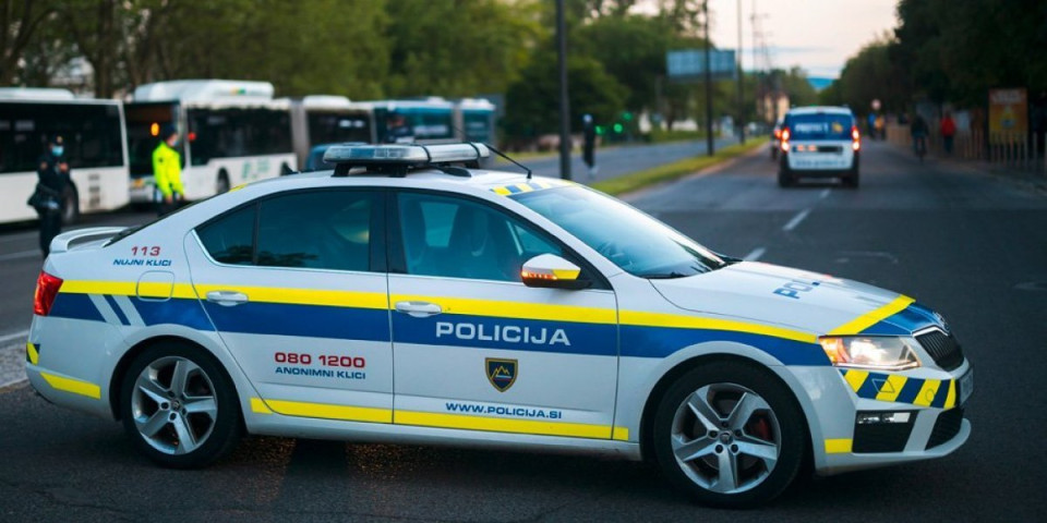 Strašna nesreća u komšiluku: Karambol na auto-putu, vozač krenuo unazad pa ga kamion smrskao, ima poginulih