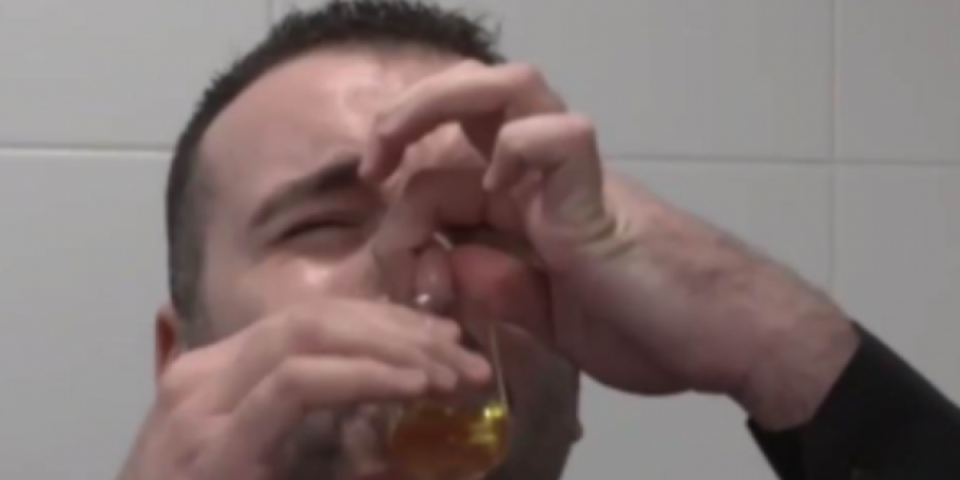 Na televiziji svi vrištali! Voditelj u emisiji popio svoj urin - Srbi, odmah upalite ovaj kanal (VIDEO)