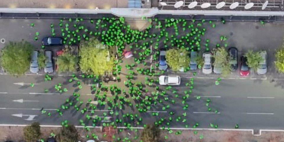 Ludilo mozga! Pogledajte koliko se blokadera okupilo ispred Nove, a oni poručuju: Nismo očekivali "toliku podršku"?! (FOTO)