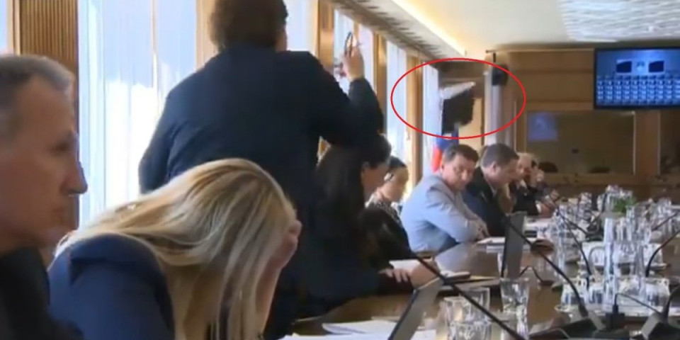 Neviđeni haos u parlamentu: Besna poslanica gađala kolegu u glavu, pa učinila nešto zapanjujuće  (VIDEO)