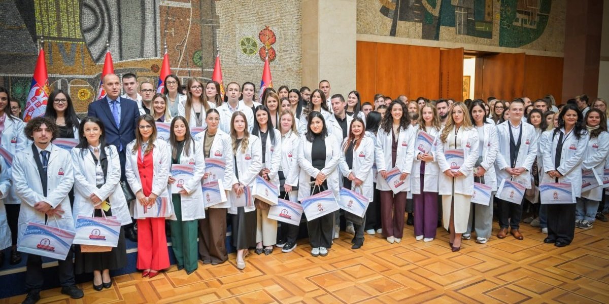 Uručeni ugovori o radu najboljim diplomcima medicinskih fakulteta, sestrama i tehničarima