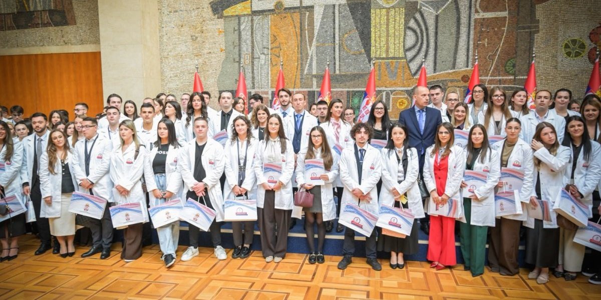 Uručeni ugovori o radu najboljim diplomcima medicinskih fakulteta, sestrama i tehničarima