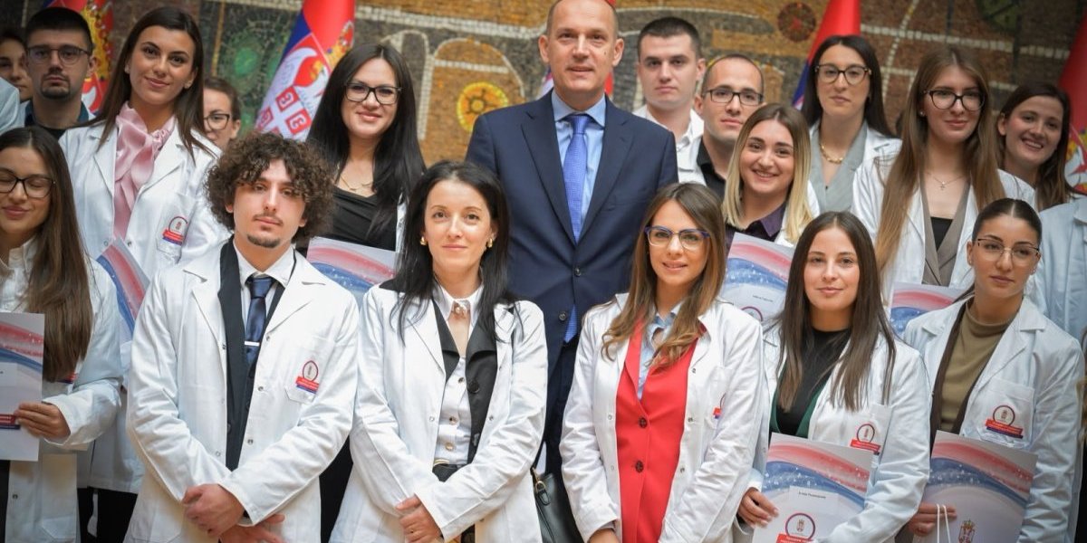 Uručeni ugovori o radu najboljim diplomcima medicinskih fakulteta, sestrama i tehničarima