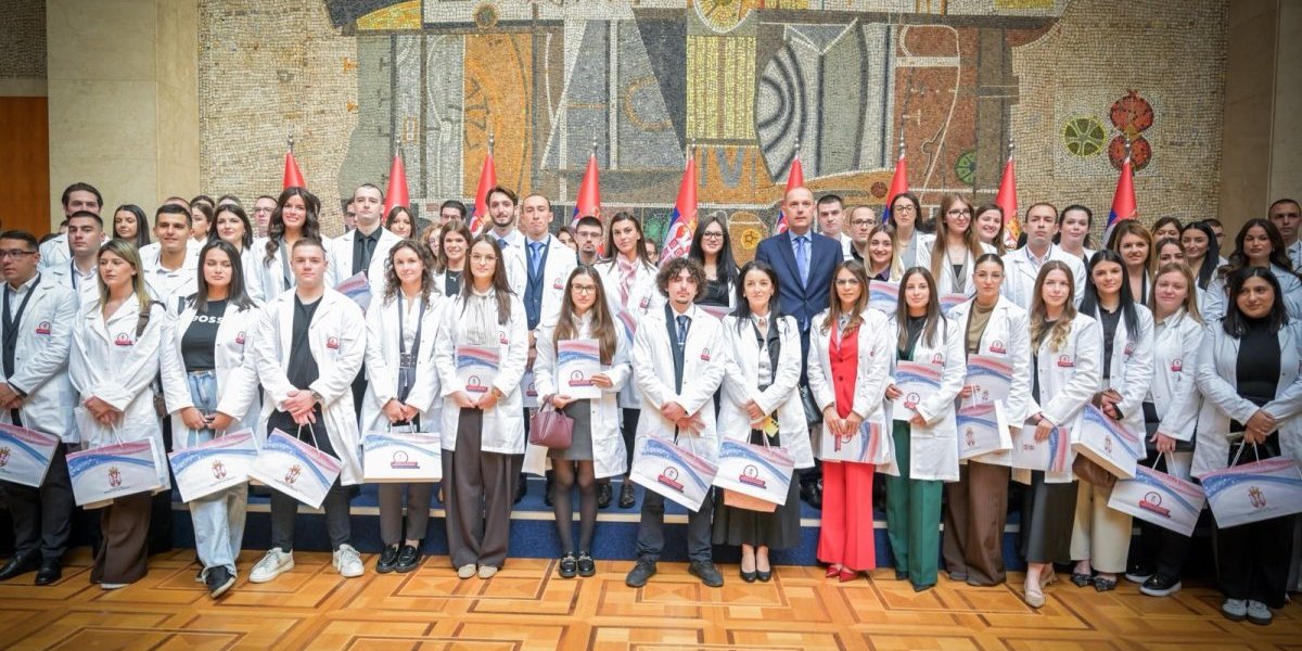 Uručeni ugovori o radu najboljim diplomcima medicinskih fakulteta, sestrama i tehničarima
