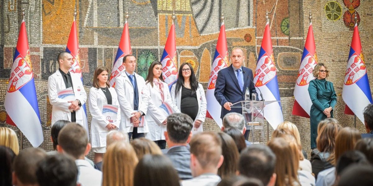 Uručeni ugovori o radu najboljim diplomcima medicinskih fakulteta, sestrama i tehničarima