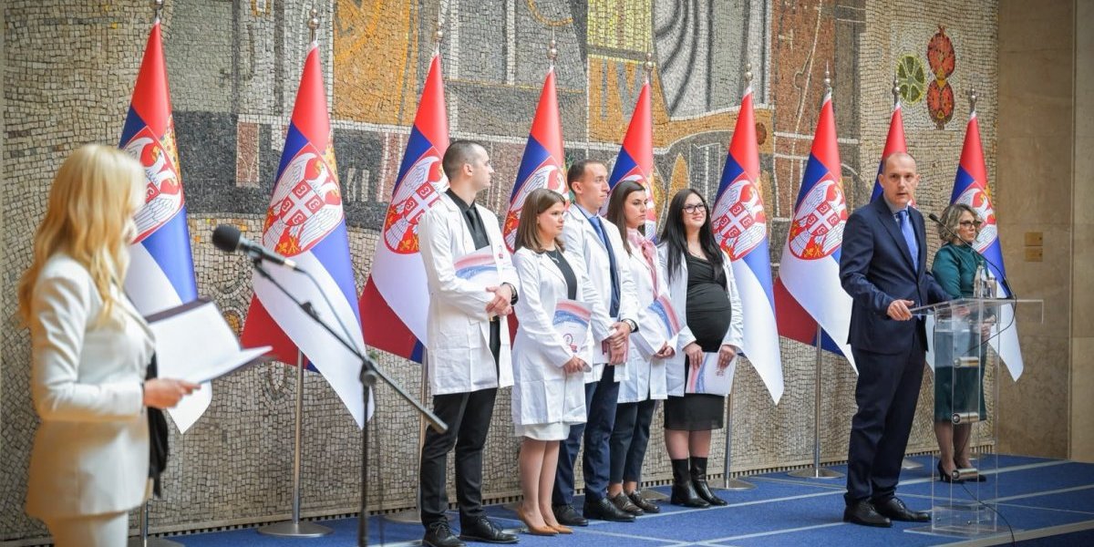 Uručeni ugovori o radu najboljim diplomcima medicinskih fakulteta, sestrama i tehničarima