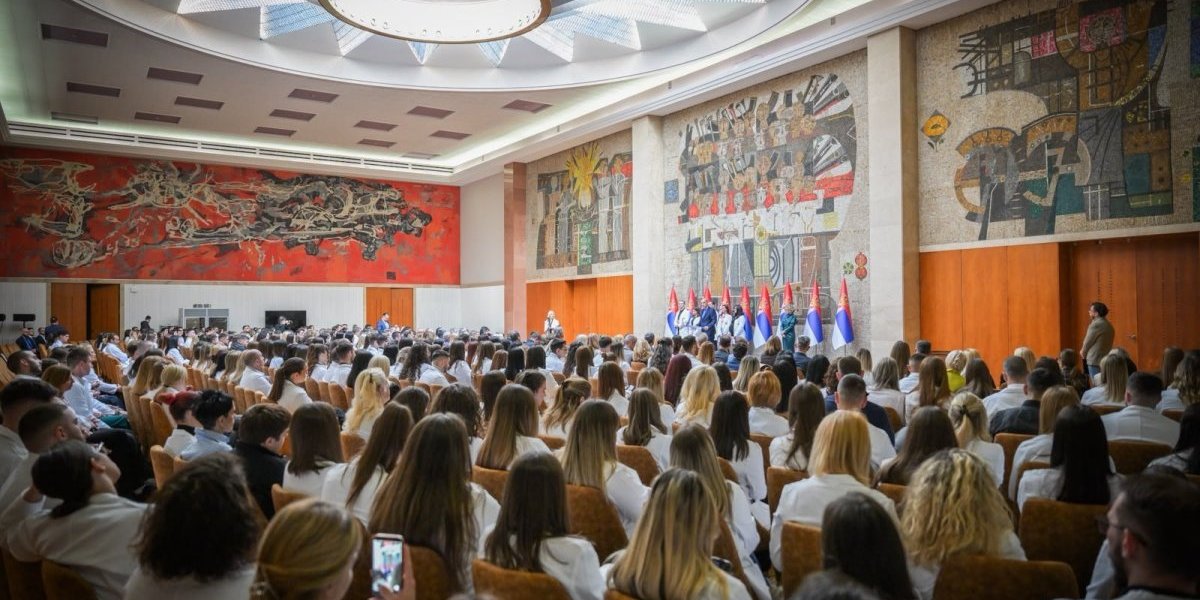 Uručeni ugovori o radu najboljim diplomcima medicinskih fakulteta, sestrama i tehničarima