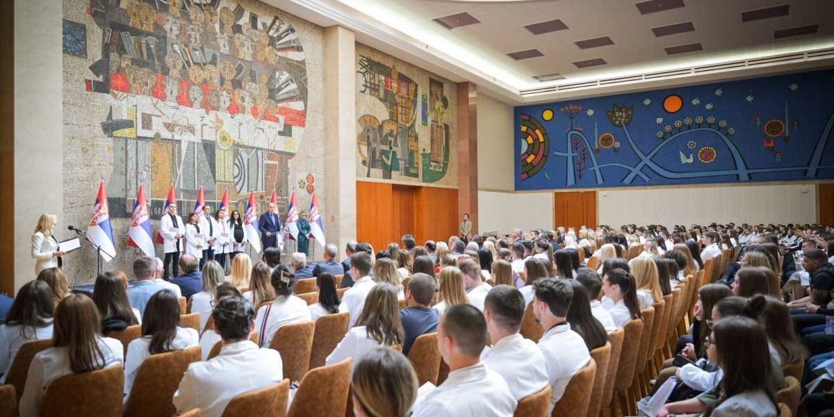 Uručeni ugovori o radu najboljim diplomcima medicinskih fakulteta, sestrama i tehničarima
