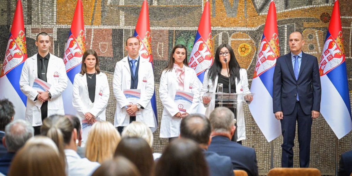 Uručeni ugovori o radu najboljim diplomcima medicinskih fakulteta, sestrama i tehničarima