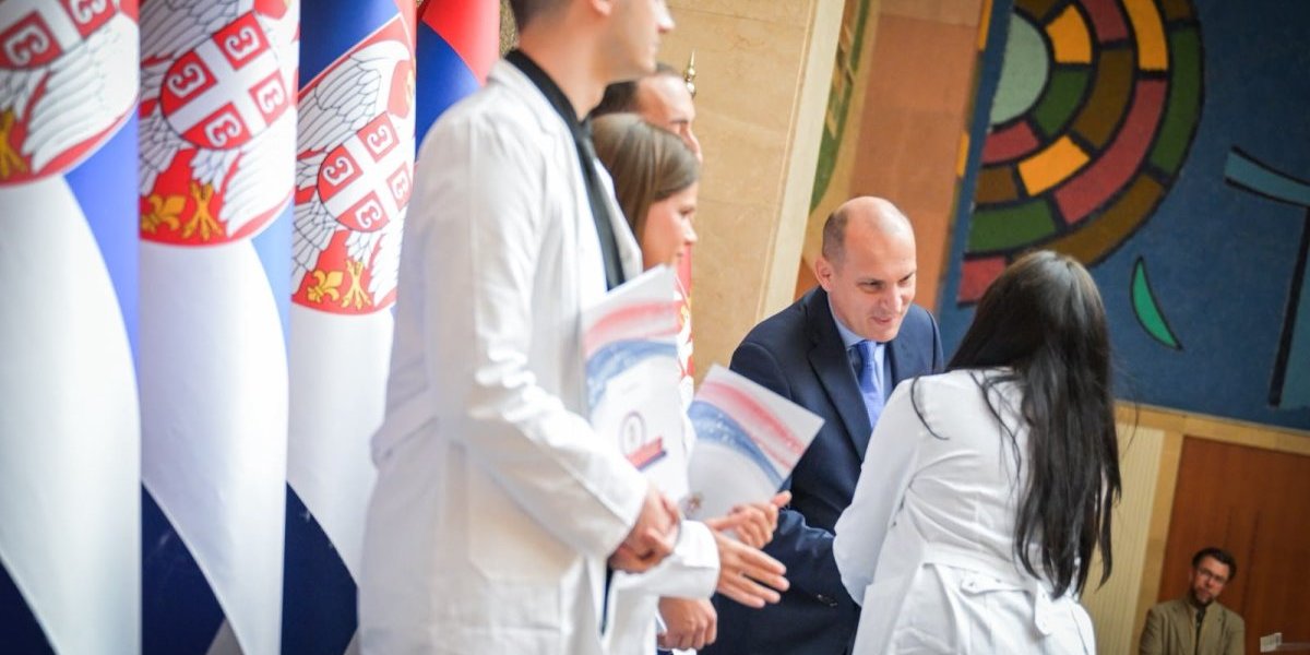 Uručeni ugovori o radu najboljim diplomcima medicinskih fakulteta, sestrama i tehničarima