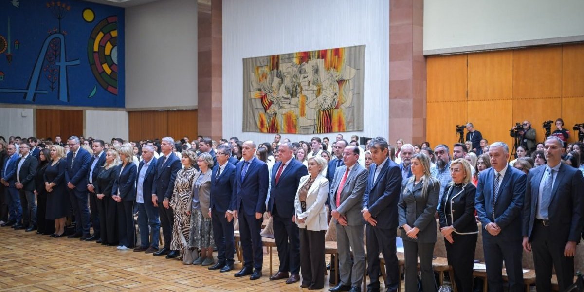 Uručeni ugovori o radu najboljim diplomcima medicinskih fakulteta, sestrama i tehničarima