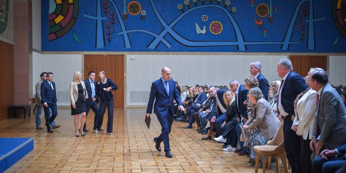 Uručeni ugovori o radu najboljim diplomcima medicinskih fakulteta, sestrama i tehničarima