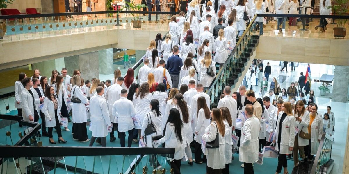 Uručeni ugovori o radu najboljim diplomcima medicinskih fakulteta, sestrama i tehničarima