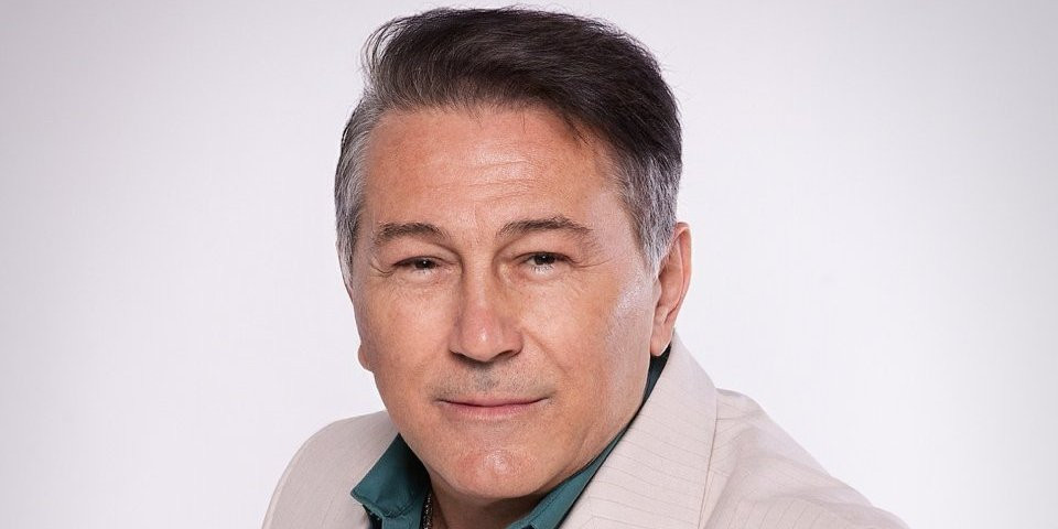 Halid Muslimović se posle 12 meseci vraća na scenu Plave dvorane! Muzička legenda spremna za novi spektakl