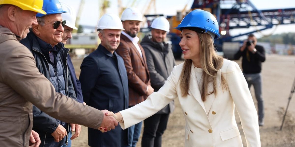  Dubravka Đedović Handanović prisustvovala početku transporta najnovijeg bagera sa montažnog placa u Kaleniću