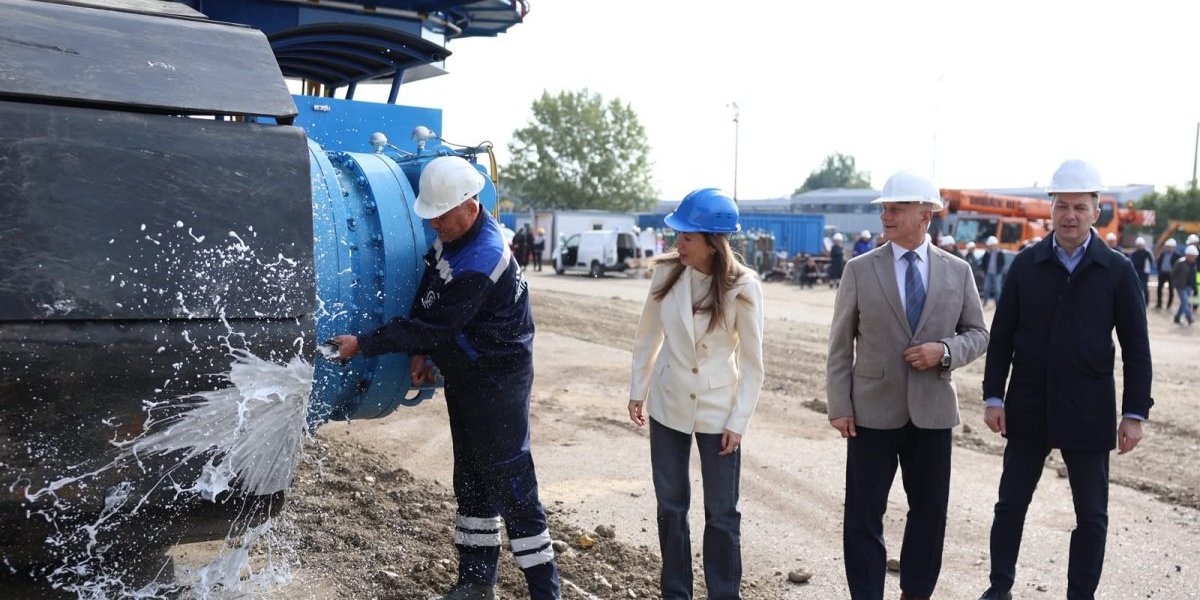  Dubravka Đedović Handanović prisustvovala početku transporta najnovijeg bagera sa montažnog placa u Kaleniću