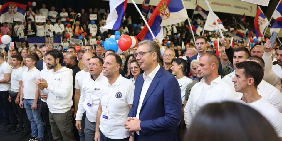 "Hvala, Lazarevčani!" Vučić se oglasio posle spektakla - Emotivna poruka zapalila mreže! (FOTO)
