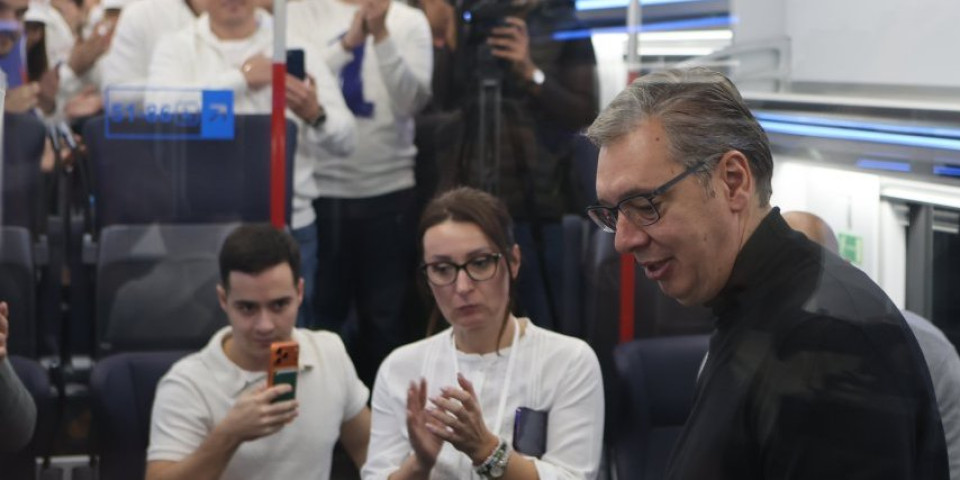Udarno! Vučić kreće za Novi Sad: U vozu grmi "Ruzmarin", budući premijer poručuje: Nema ništa od obojene revolucije (FOTO, VIDEO)