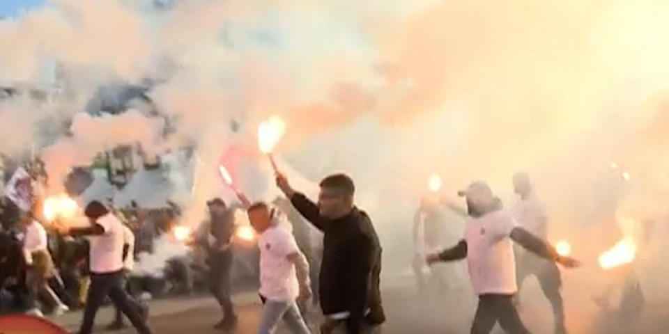 Navijači sa bakljama i pesmom napravili spektakl! Novim Sadom se ori: "Zovi anđele, Aco Srbine, da nas nikad ne rastave" (VIDEO)
