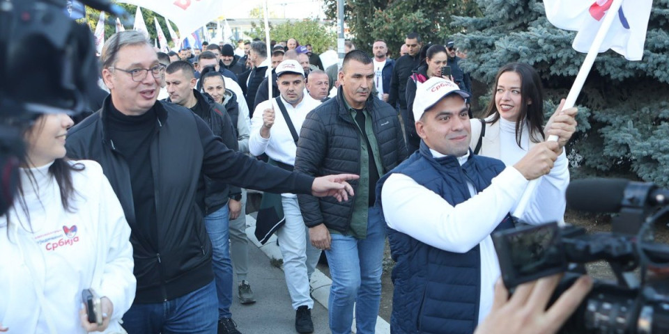 Šta rekoste blokaderi - zabranićete? Vučić sa narodom šeta Novim Sadom - Ujedinjena Srbija pobeđuje (FOTO, VIDEO)