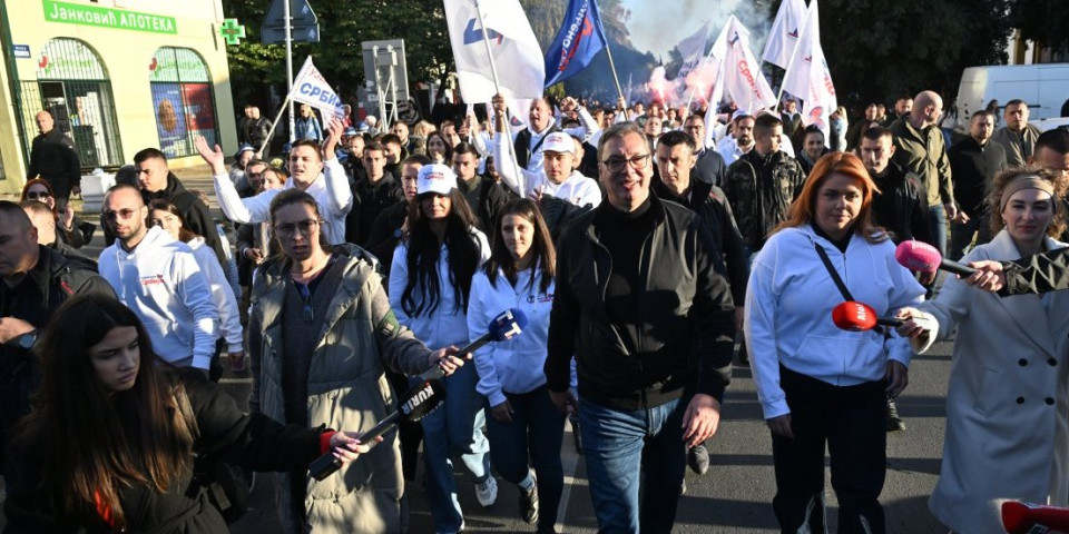 Šta rekoste blokaderi - zabranićete? Vučić sa narodom šeta Novim Sadom - Ujedinjena Srbija pobeđuje (FOTO, VIDEO)