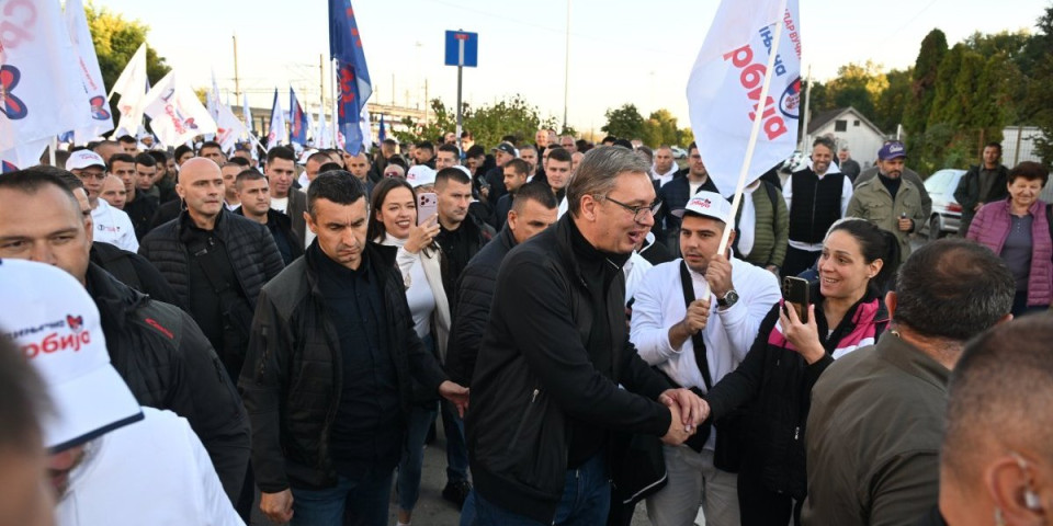 "Evo me nasred ulice!": Vučić stigao u Novi Sad: Laži blokadera se srušile kao kula od karata - O rušenju Srbije mogu samo da sanjaju (VIDEO)