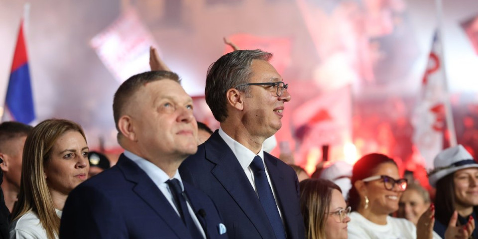 Vučić i Fico jedan do drugog! Grmi Novi Sad: Spektakularni prizori - Svuda odjekuje "Aco, Srbine!" (FOTO/VIDEO)