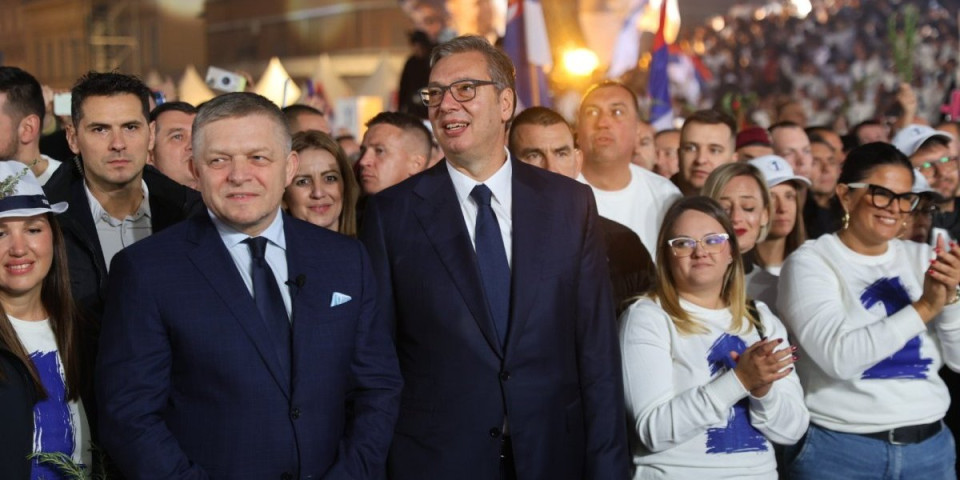 "Hvala bratu Ficu, što je izabrao Beograd umesto Brisela!" Vučić uz "Ruzmarin" izašao pred narod pa poručio: Uvek ćemo biti uz Slovačku (FOTO)