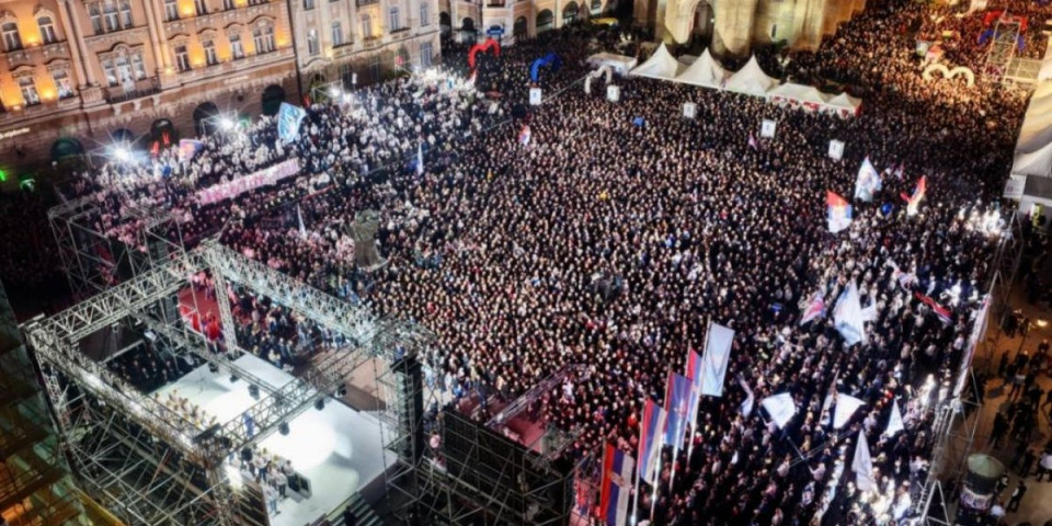 Kakav blam blokadera! Tvrdili da je slika sa mitinga u Novom Sadu AI, pa ispali glupi: Ne znaju ni gde stoji spomenik Miletiću! (FOTO)