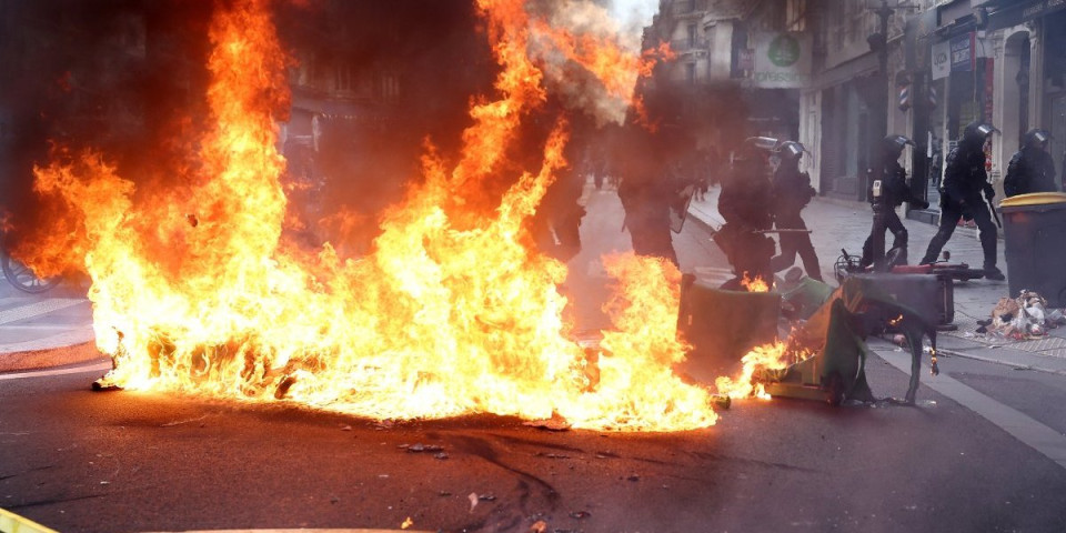 "Mobilizacija!" Novi haos u Francuskoj, rat na ulicama, policija hapsi i rasteruje protestante! (FOTO/video)