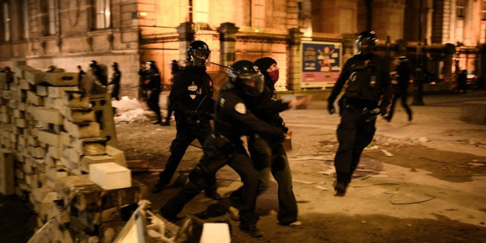 (VIDEO) Ubijaju Boga u njima! Policajac nemilosrdno udara blokadera u Francuskoj pendrekom, kolege pokušavaju da ga obuzdaju