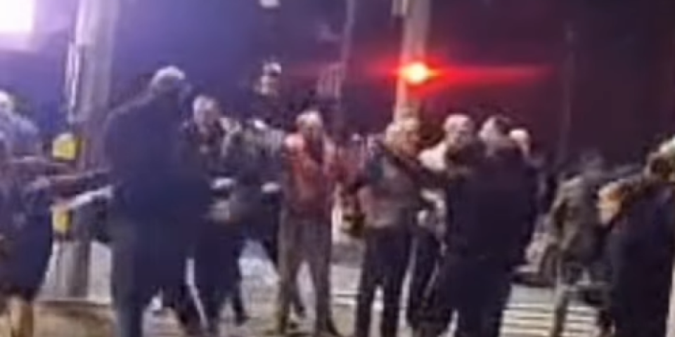 Udarno! Napadnuti aktivisti SNS na Zvezdari: Pogledajte snimak zastrašujućeg nasilja (VIDEO)