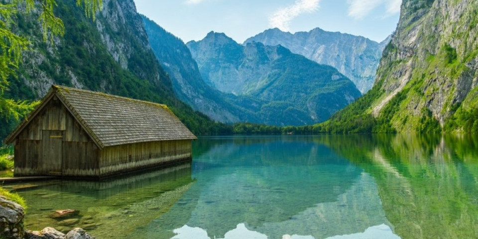 Pravi raj: Drvene kolibe uz tirkizno jezero izgledaju kao iz bajke (FOTO)