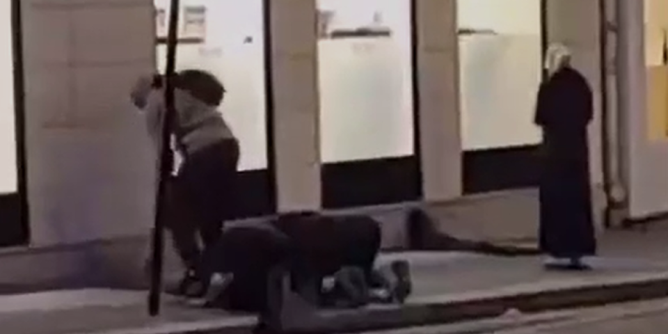 (VIDEO) Pariz okupiran, Francuza više nema! Snimak iz prestonice obišao svet, šta rade ovi?! Prvo pljačkali, palili, tukli, a onda...