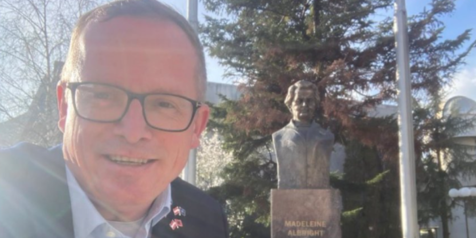 Jezivo! Evo ko je Felinger koji je podržao blokadere - Tražio da se spomenik Milici Rakić zameni bistom Medlin Olbrajt (FOTO)