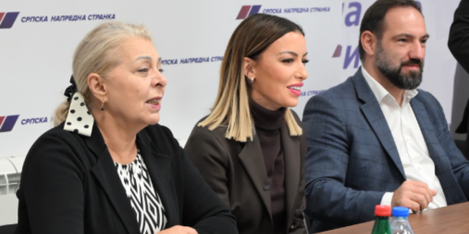 Pobednička energija koja lomi blokadere! Adrijana Mesarović u Veterniku i Odžacima:  Narod uz Vučića i listu broj 1 (FOTO)