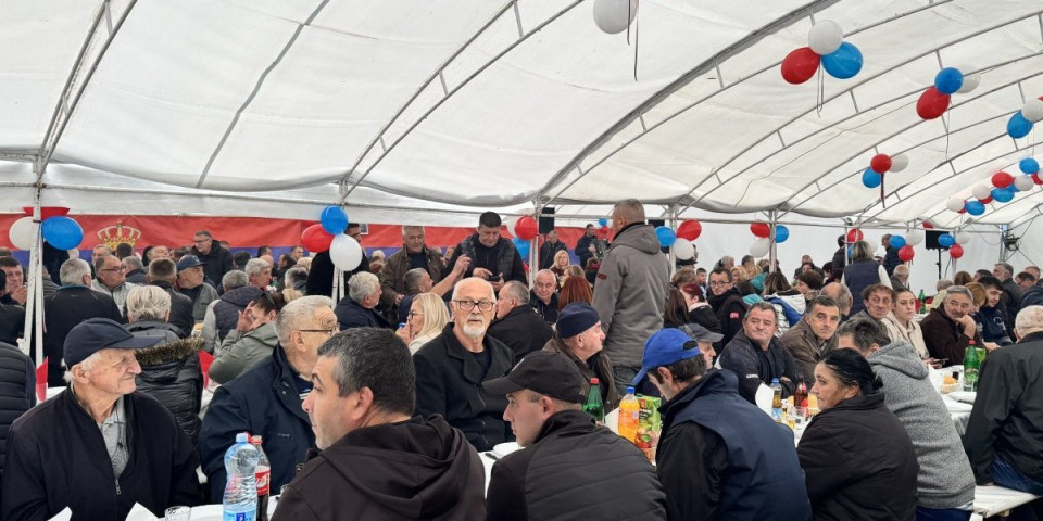 Spektakl kod Požege: Ni 500 pripremljenih mesta nije bilo dovoljno za sve pristalice SNS (FOTO)