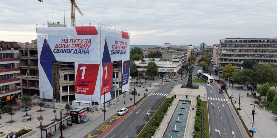 Prizor od kog zastaje dah! Kruševac spreman za doček Vučića: Gigantski megabilbord prekrio čitavu višespratnicu u centru grada (FOTO/VIDEO)