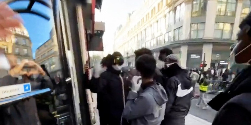 (VIDEO) Pogledajte kako zastrašuju! Besni demonstranti prete frizeru da će mu razlupati lokal ako ne pristane da spusti cene