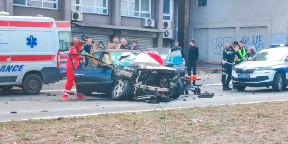 Stravična scena na Karaburmi: U lančanom sudaru uništeno više vozila, prizor ledi krv (FOTO)