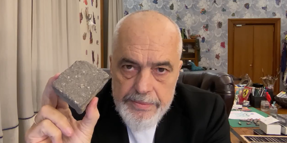 (VIDEO) Edi Rama se obratio! Drži kamen u rukama i šalje poruku demonstrantima: Ovo se neće dobro završiti