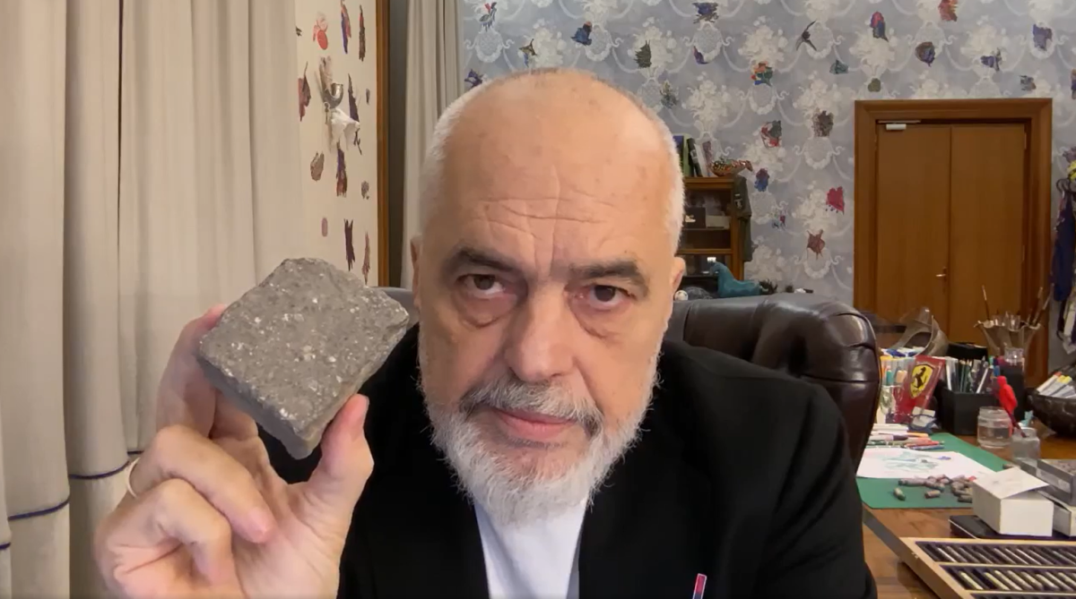 (VIDEO) Edi Rama se obratio! Drži kamen u rukama i šalje poruku demonstrantima: Ovo se neće dobro završiti