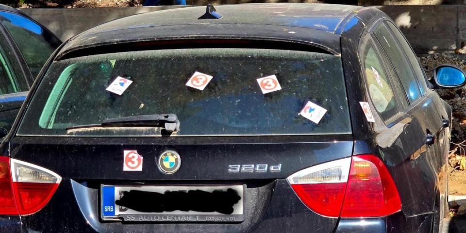 Bruka i sramota u Boru! Automobil kojim se prevozi nepokretna žena blokaderi izlepili nalepnicama (FOTO)