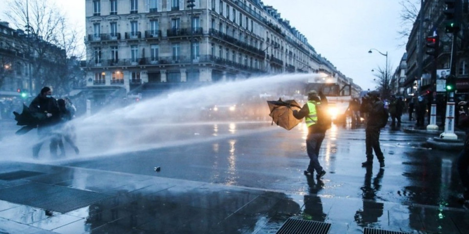 Pariz pred eksplozijom? Vodeni topovi i suzavci lete na sve strane, policija u klinču sa demonstrantima (VIDEO)