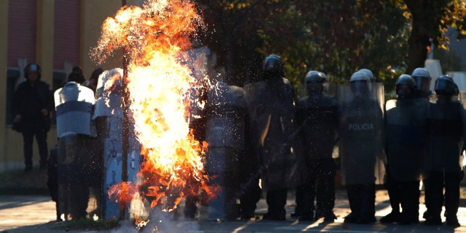 Veliki sukobi na Skenderbegovom trgu: Demonstranti bacaju molotovljeve koktele, policija beži (VIDEO)